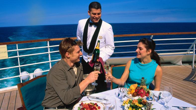 想攒钱的年轻人,上邮轮打工了